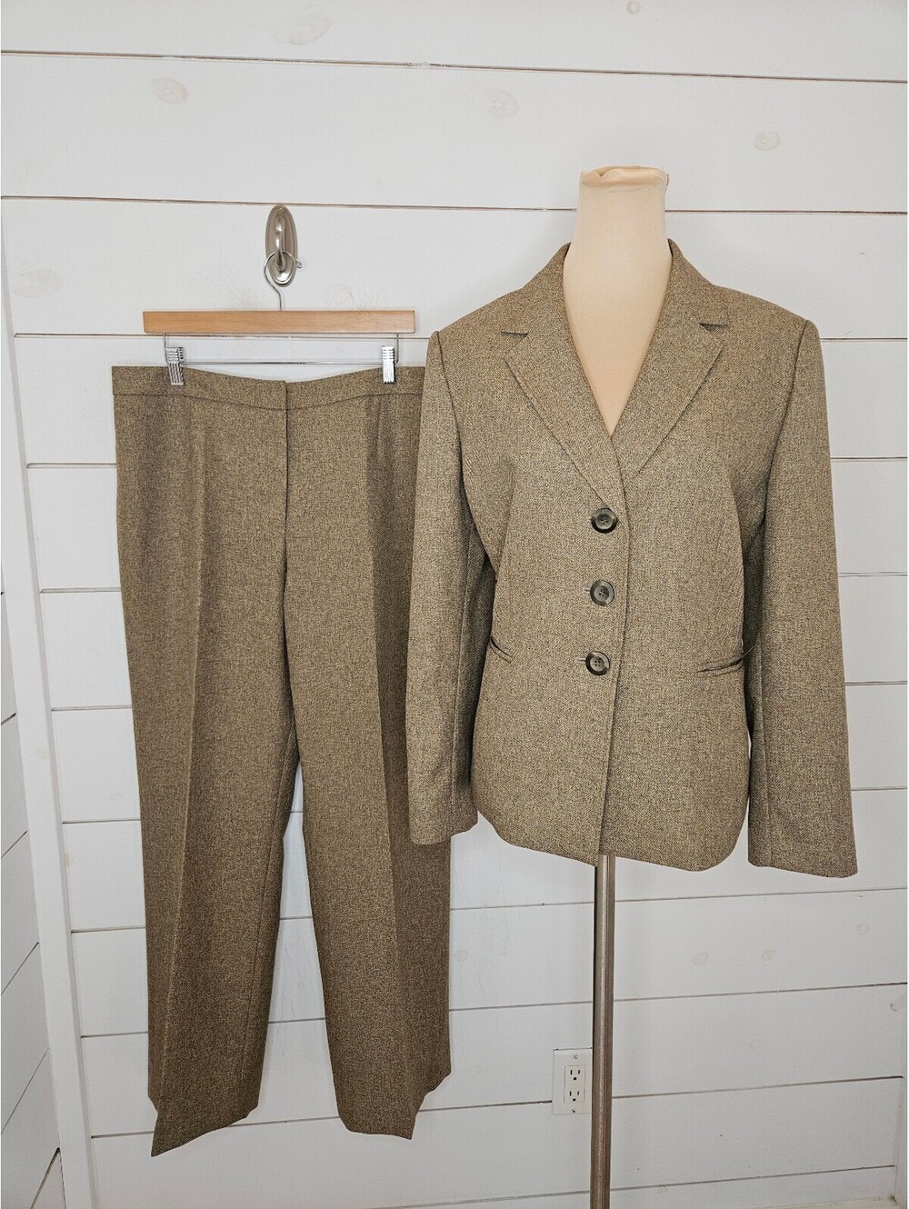 Le Suit size 16 brown pant suit - jacket & pants